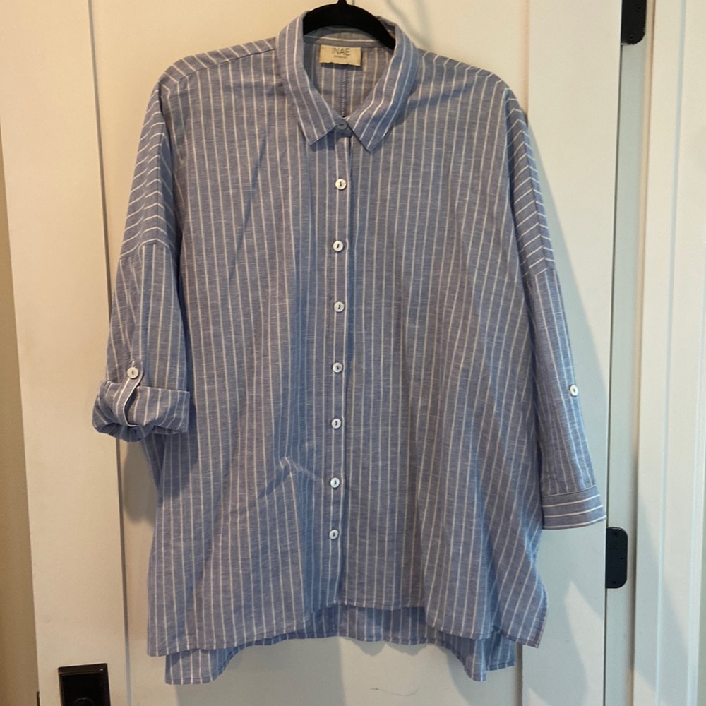 INAE, size L, Blue and white tunic. 3/4 sleeves that tab. 55% linen, 45% cotton.